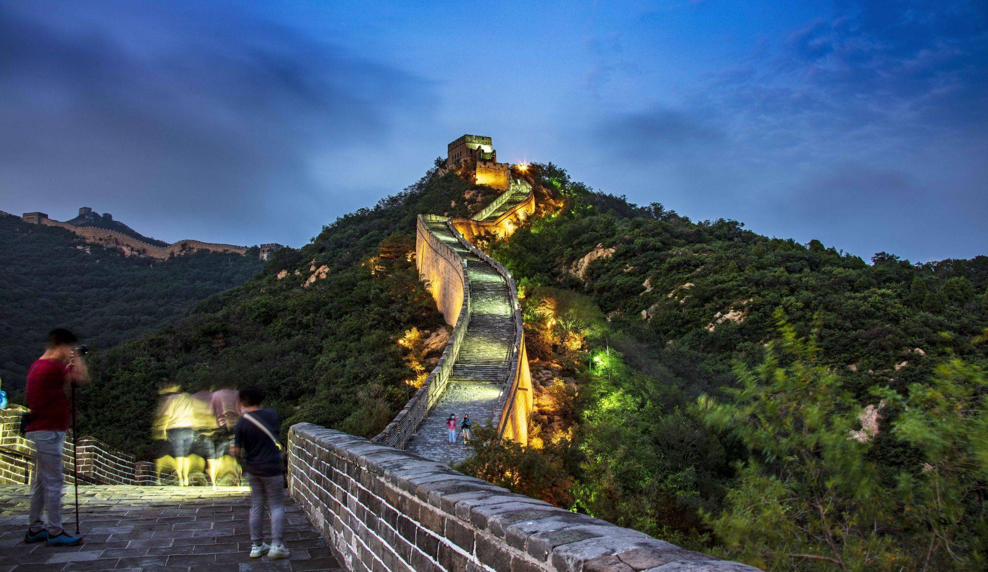 在长城开启一场时尚和古意交织的盛大夜宴