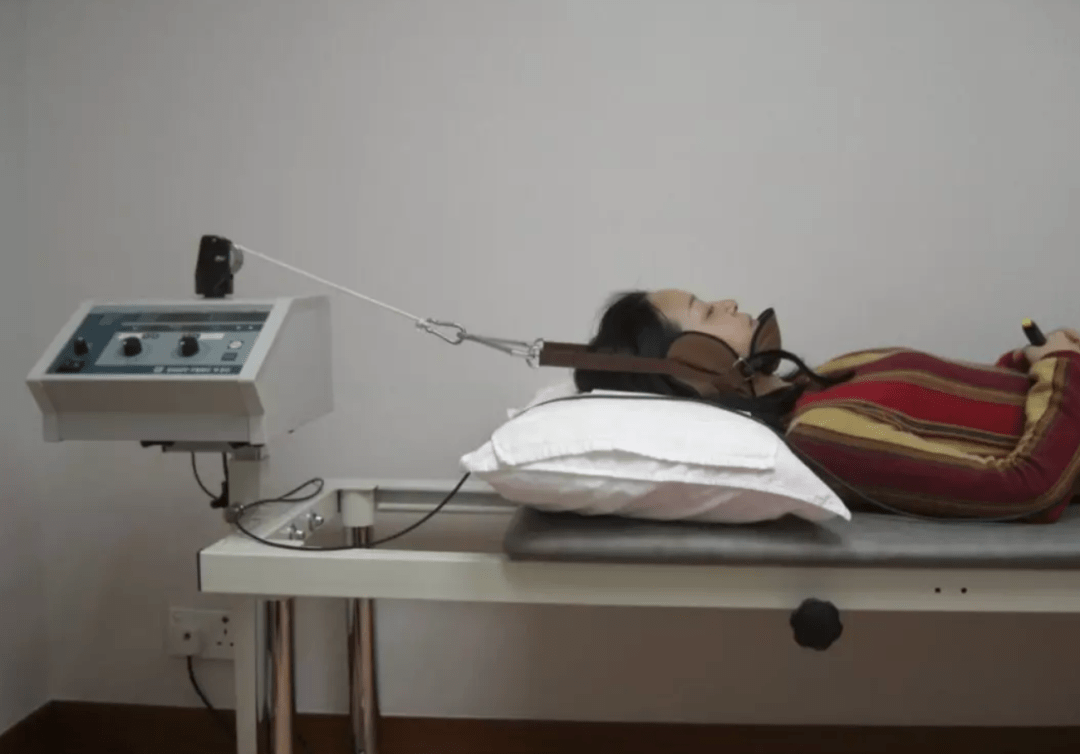 但这种在专业医生指导下进行的颈椎牵引,与大家在公园里自己做的牵引