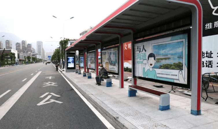 智能公交站台亮相了!可实时查看公交车距离,功能很强大_候车亭