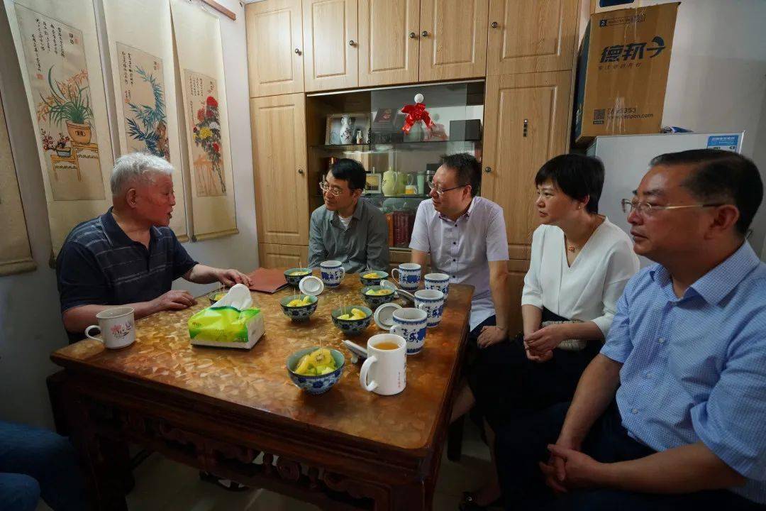 因为光明所以温暖光明食品集团领导慰问离休干部