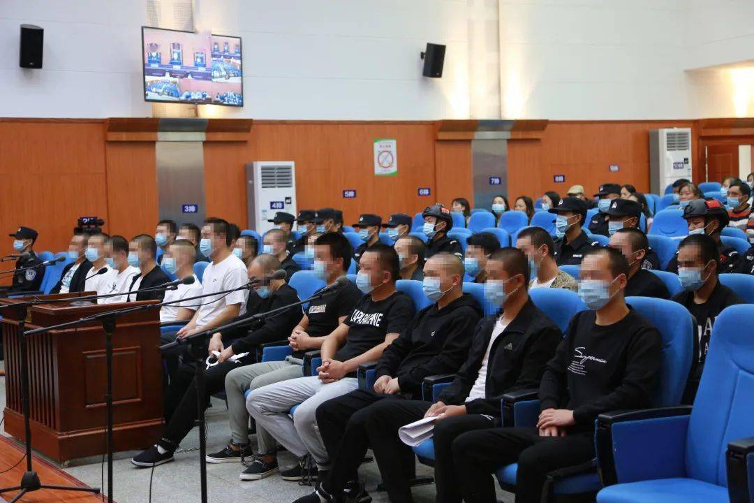 扫黑除恶宣威李某富等23人涉恶案公开开庭