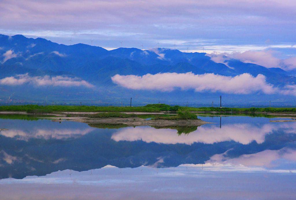 山西运城:雨后千年盐湖美如画_中条山