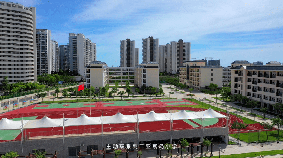 我们刚来的时候是住在崖城(崖州区主城区),离这还有好几公里,来回上班