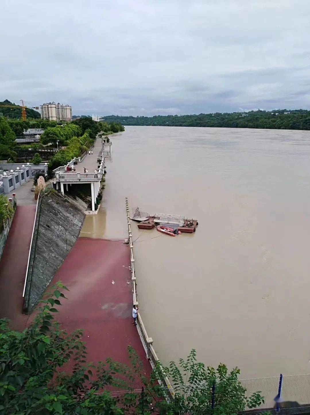 视频嘉陵江洪峰武胜段持续时间较长沿口码头水位上涨45米