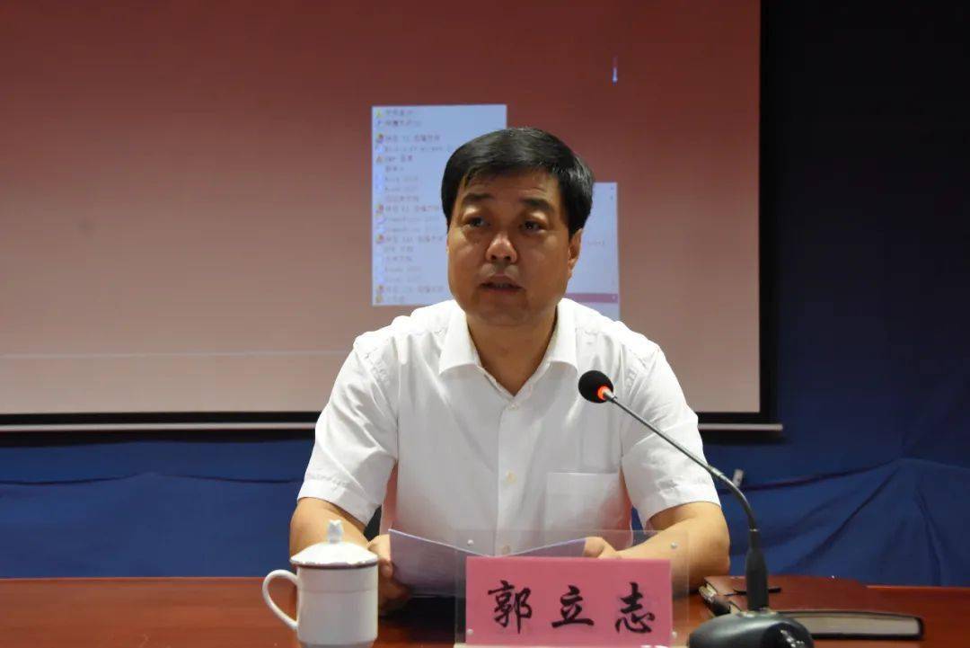 程建国代表咸阳市委,市政府向长期以来关心支持咸阳三农发展的省农业