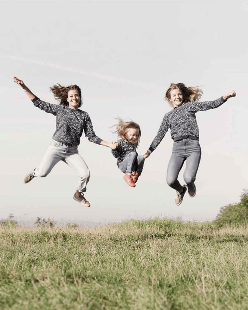 母女三人凭借一组照片爆红网络网友又来骗我们生女儿