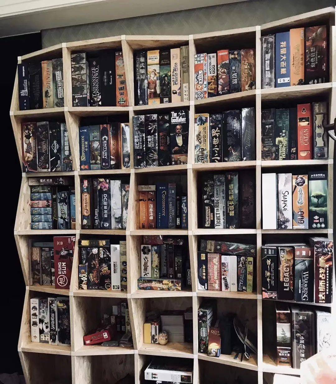 太壮观了参观好友3层大别墅中的桌游墙我柠檬了