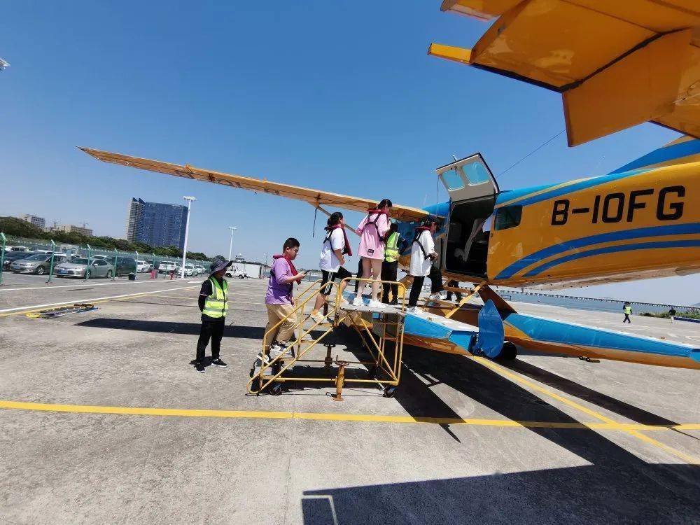 从金山水上机场出发上海金山滨海岸线低空观光启航了