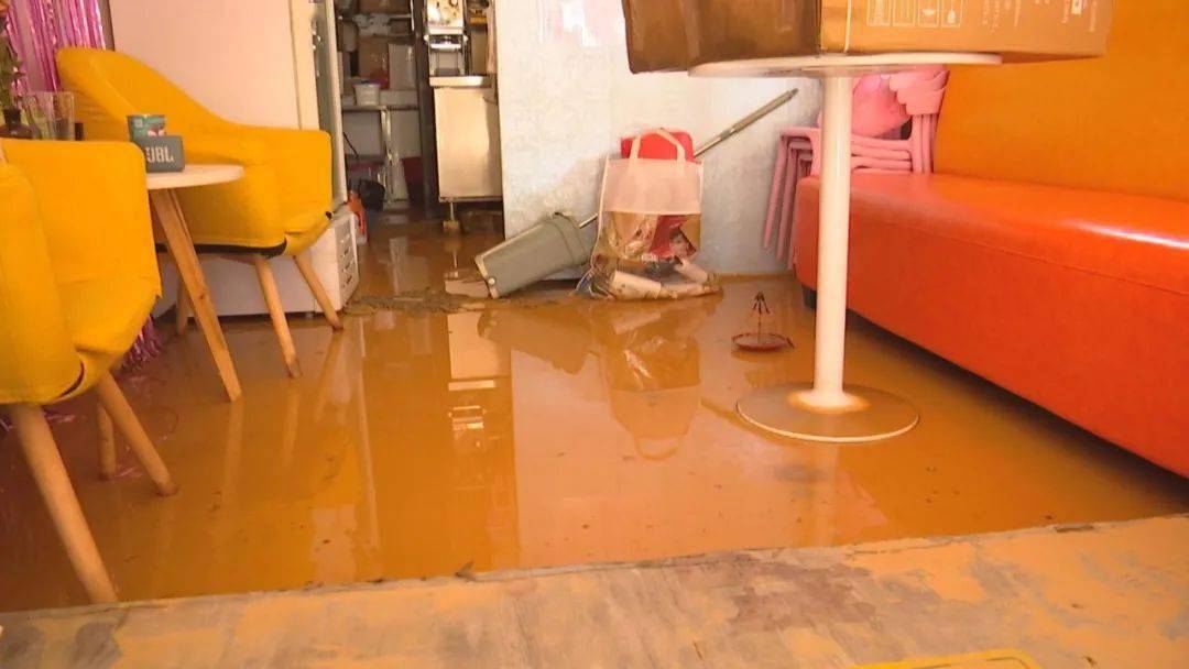 记者来到五中门口斜坡处,今天上午,以及一户居民家中遭到水浸