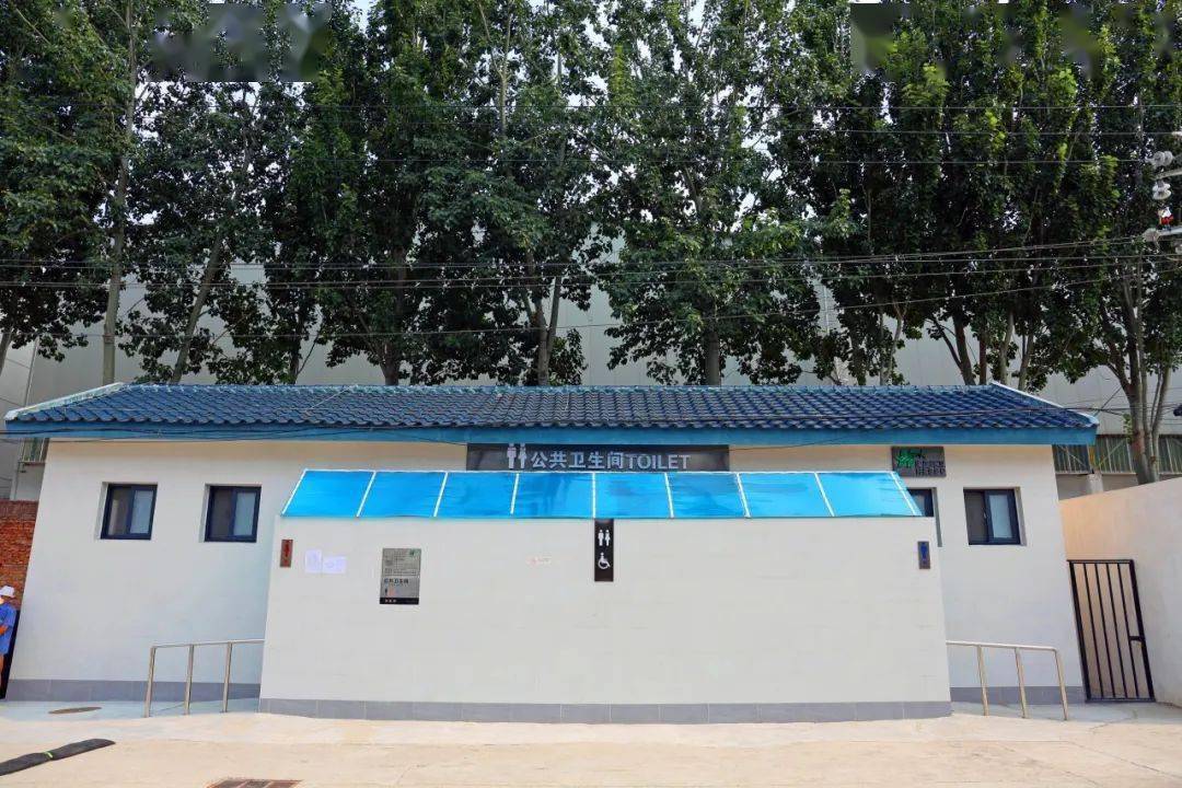 建材西里社区翔牌公司南宿舍区公厕改造后"现在这厕所,有空调,有