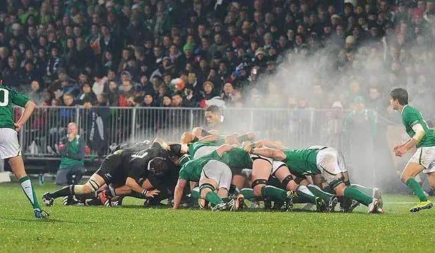 司克兰(scrum)是英式橄榄球特有形式,也是最具风险,最复杂的技术环节.