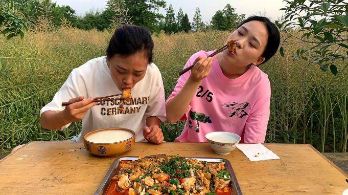 秋妹和姐姐做黄焖鱼麻辣鲜香色泽红亮刚上桌就抢光看饿了