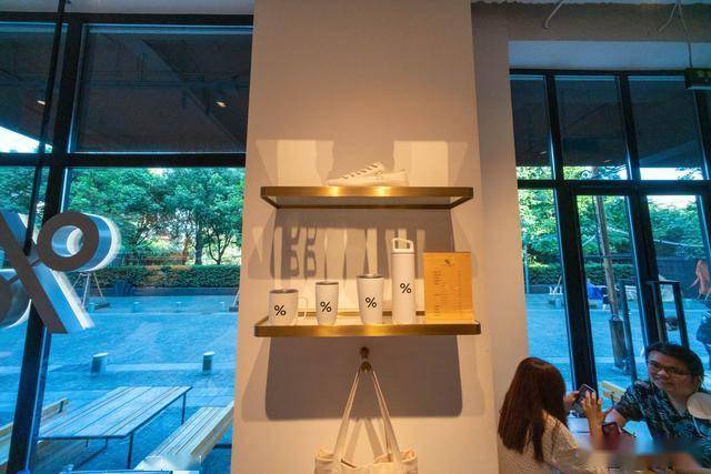 世界最大的arabica在上海外滩简约大气老建筑显时尚