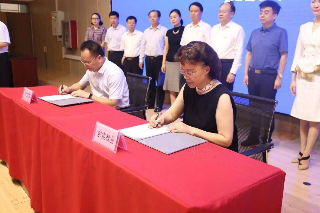 开封市求实教业集团创办人,董事长张建平分别代表双方在战略合作协议