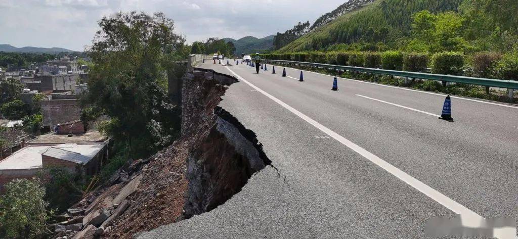北海往玉林高速一路段塌陷!车辆请小心!
