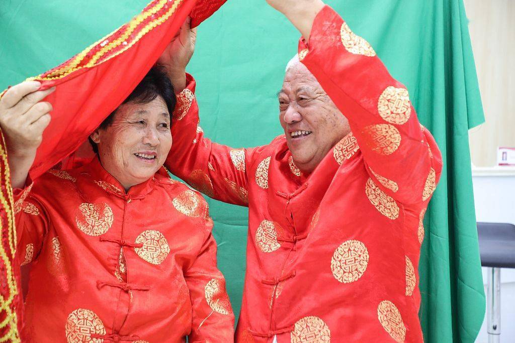 山东东营金婚夫妻浪漫迎七夕