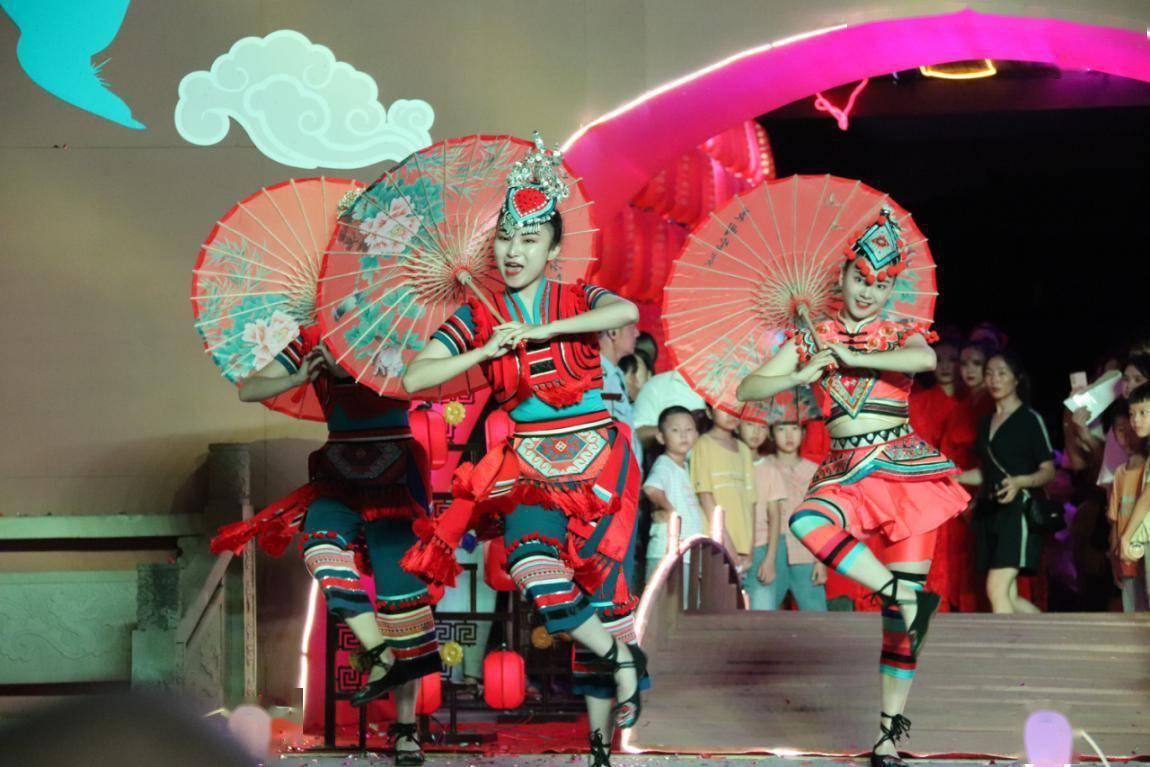 独唱《风雨廊桥》,舞蹈《踩呀踩》,《龙船下河》,情景表演《山对山岩