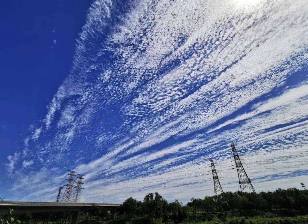 今儿京城的蓝天白云也忒美了天空现七彩祥云网友意中人来了