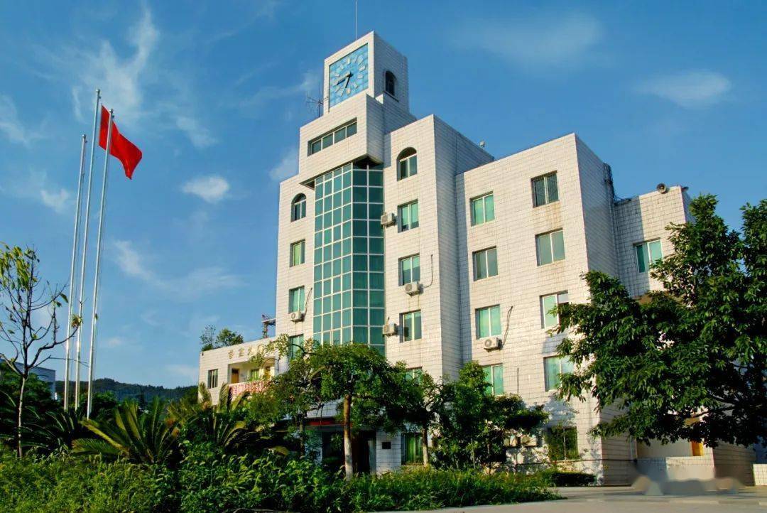 快看古蔺中学新生来报道了