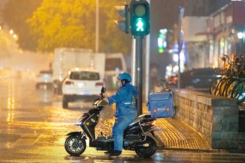 北京:外卖员坚守岗位 无畏风雨