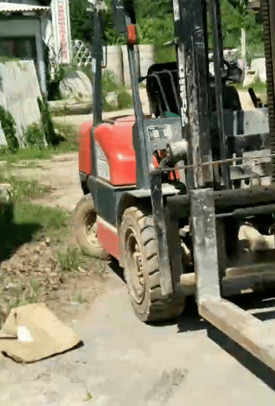 突发兴业一男子骑摩托车碰到叉车受伤倒地