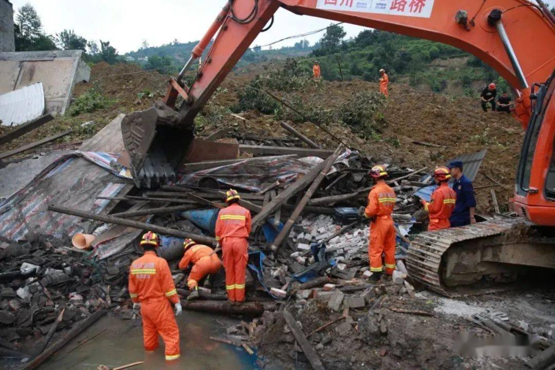 凌晨突发四川雅安市汉源县发生一起山体滑坡消防救援紧急进行中