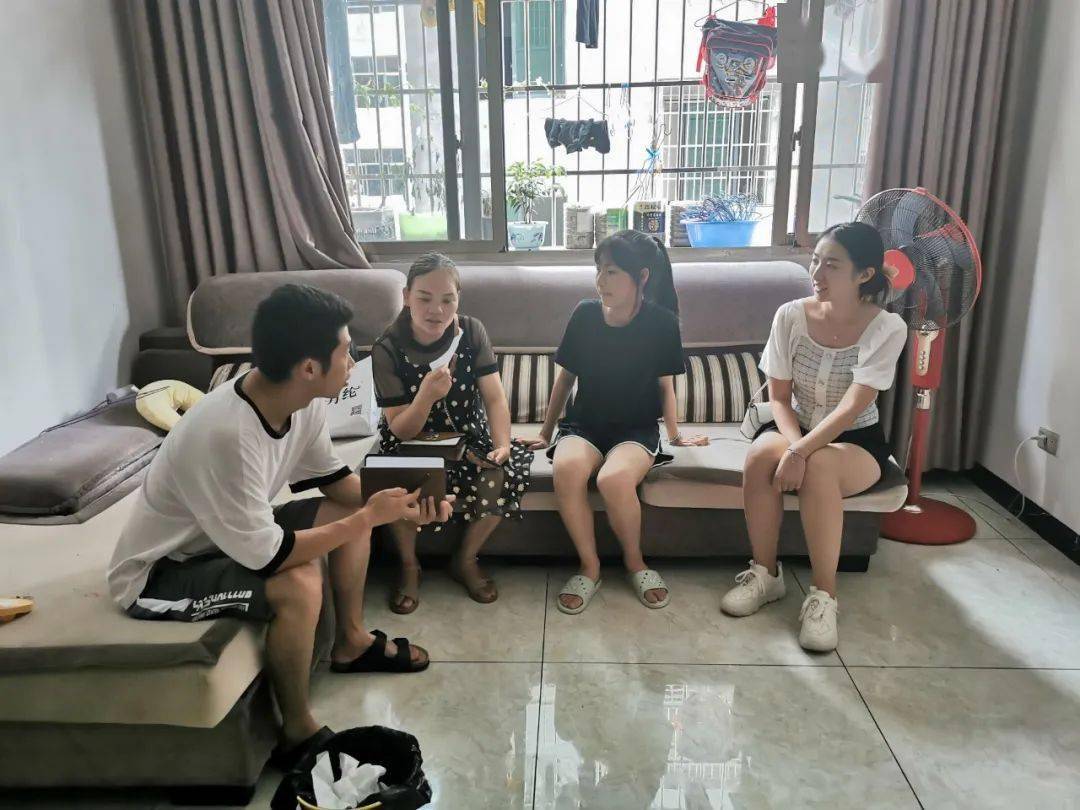 用心沟通以爱作伴十七中学暑期家访活动