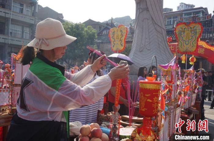 石塘七夕习俗"小人节"祈福礼活动现场 郑洁 摄"要考大学,有培养,有