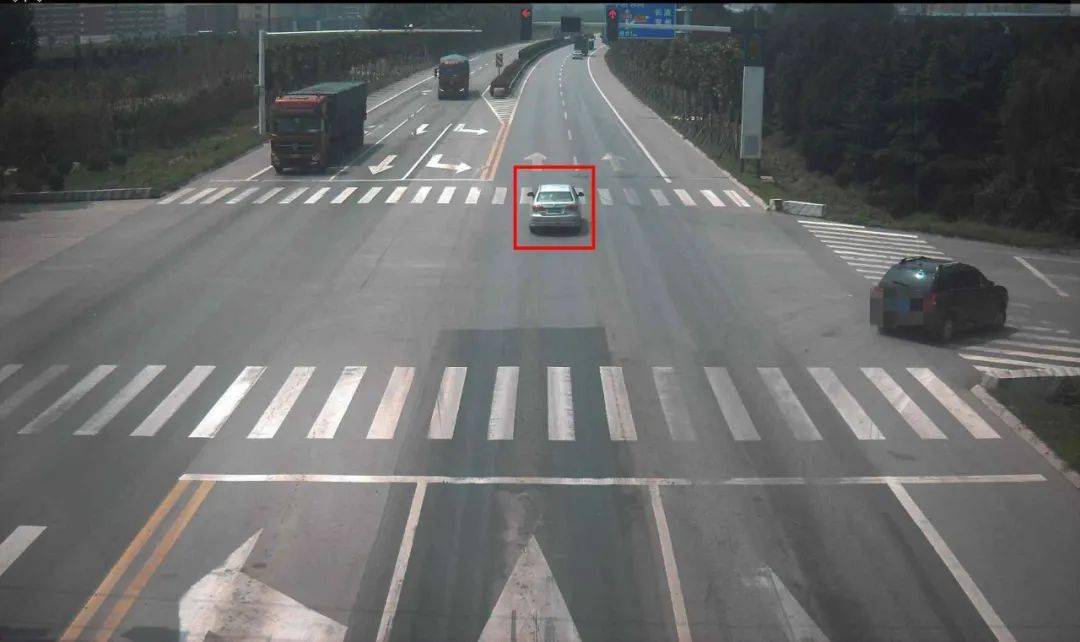 闯红灯违法地点:龙山路与康汇大街路口违法时间:2020年08月10日 15:29