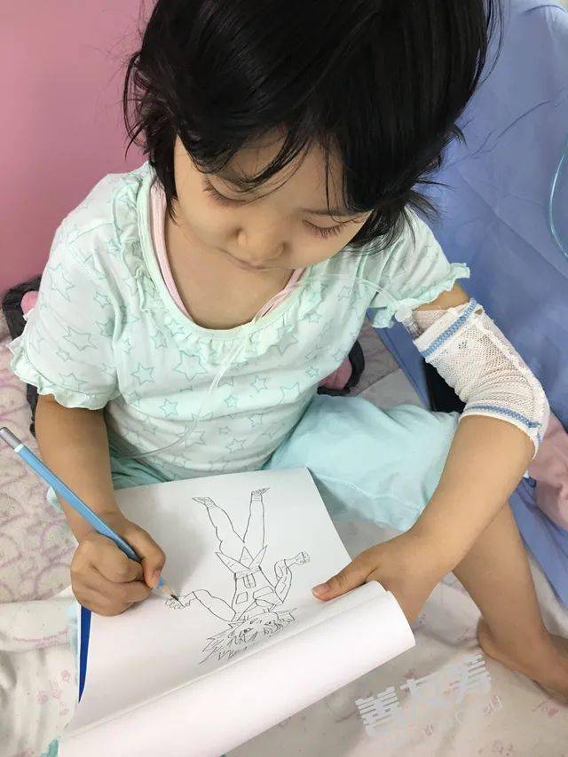 我从小就以爸爸作为我的人生目标,喜欢看书,画画,唱歌跳舞,多才多艺!