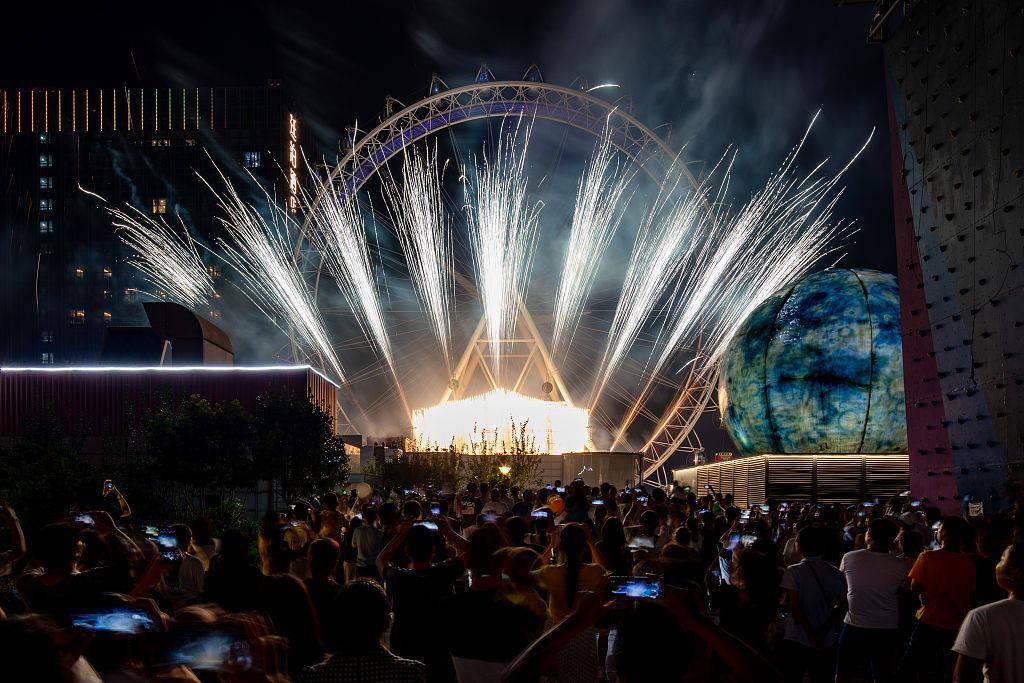 2020七夕节长沙中茂城摩天轮上演烟花秀_手机搜狐网