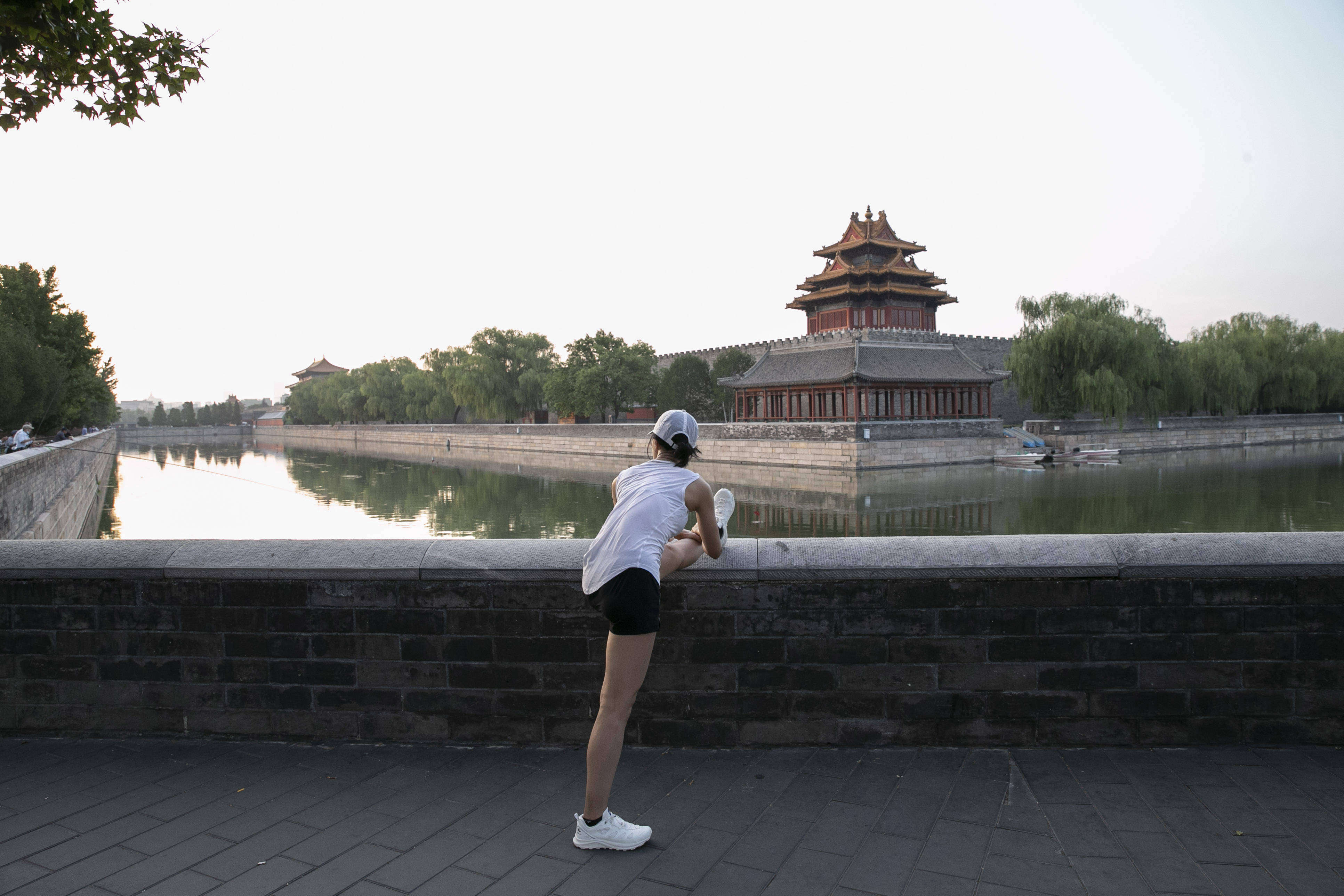 晨跑女孩诡异画面图片