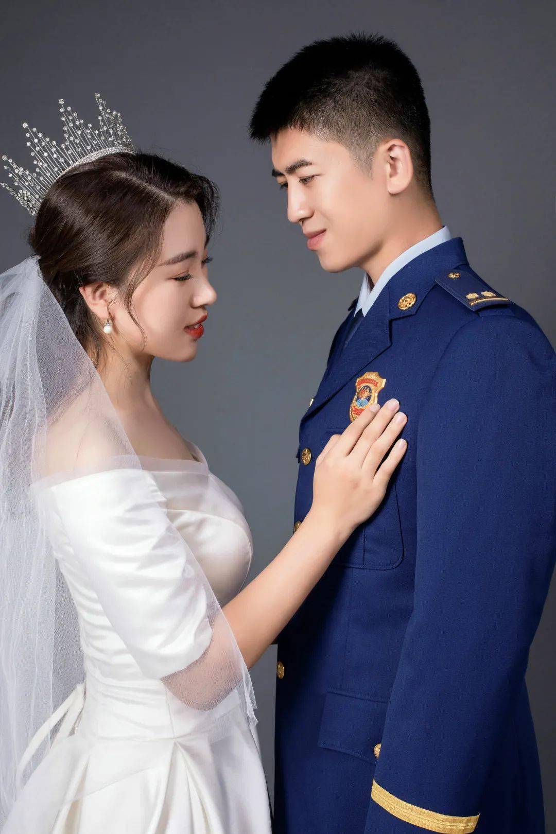 敬礼是左手还是右手(交警敬礼是左手还是右手)