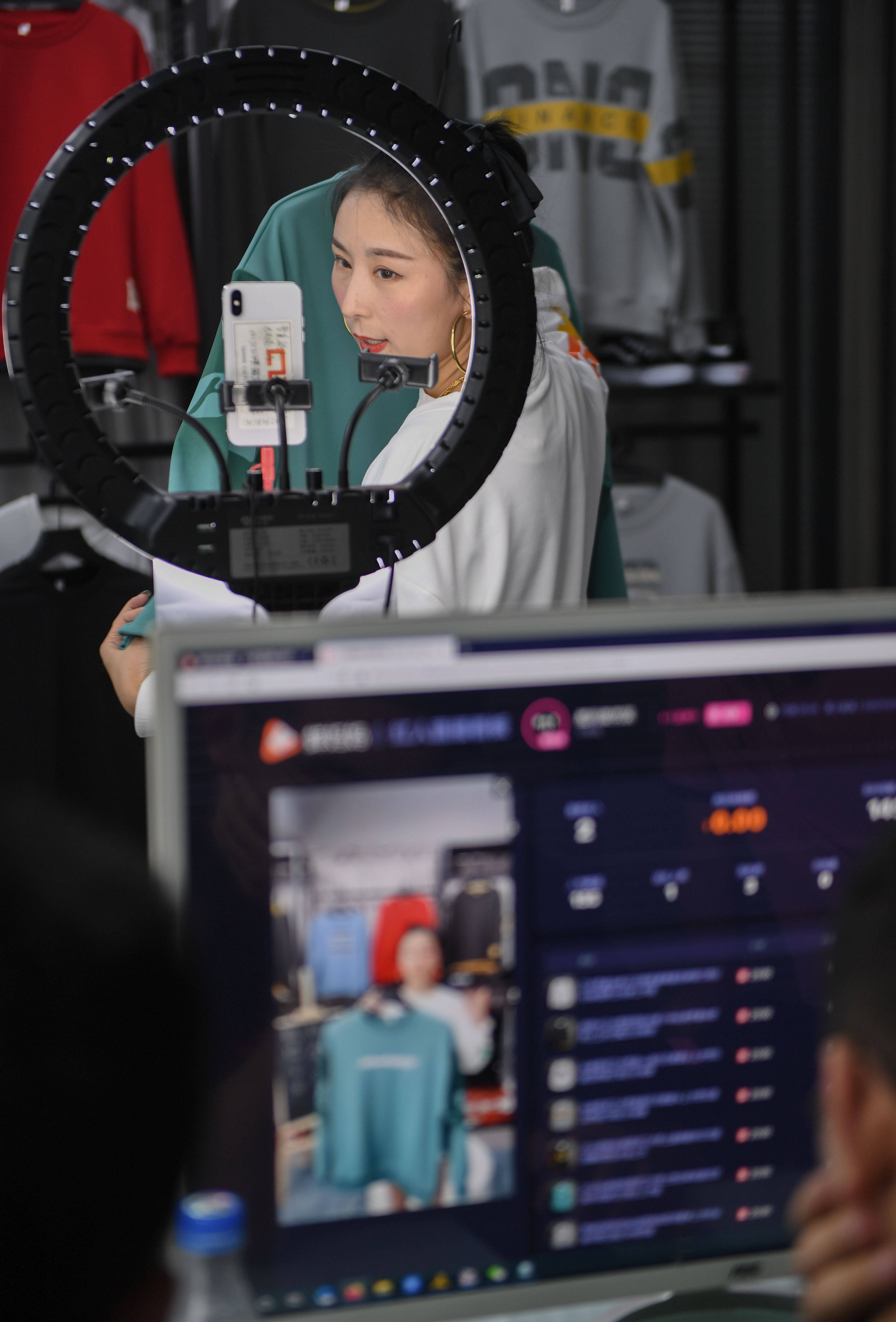 新华社照片,石狮(福建),2020年8月26日福建石狮:电商直播激发市场活力