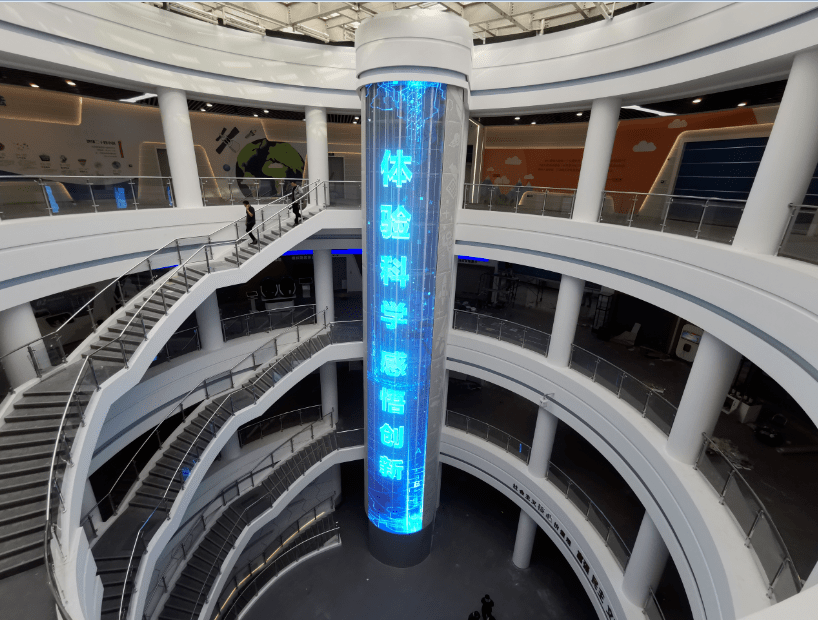 在大厅中央就看到一个巨大的"水晶柱"进入科技馆一楼中厅萌芽亲子园