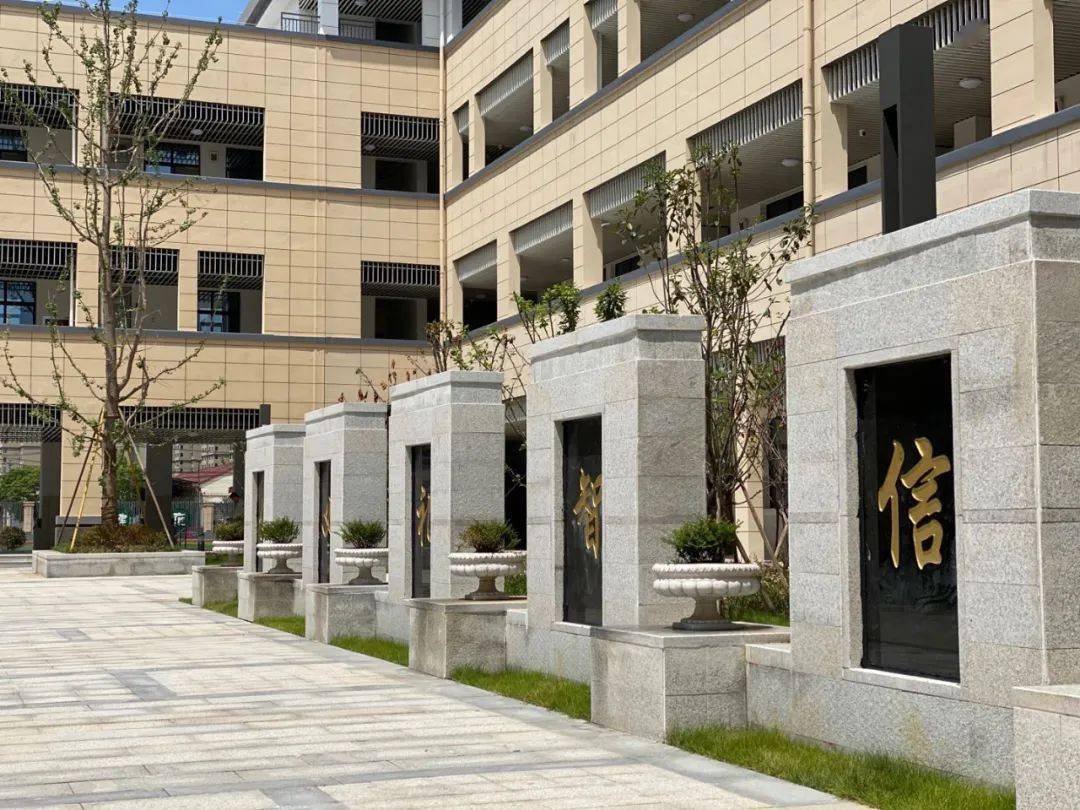 集士港镇中学今年7月,段塘学校正式更名为宁波市海曙区雅戈尔实验学校