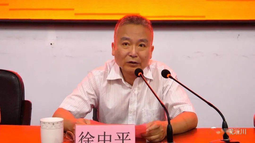 中国科学院大学副校长徐中平代表中国科学院大学对淅川一高在2020年