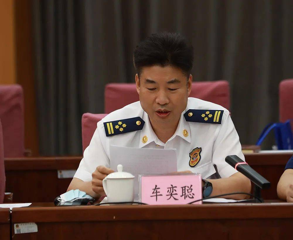 座谈会上,消防救援局政治部副主任车奕聪,山东省消防救援总队总队长