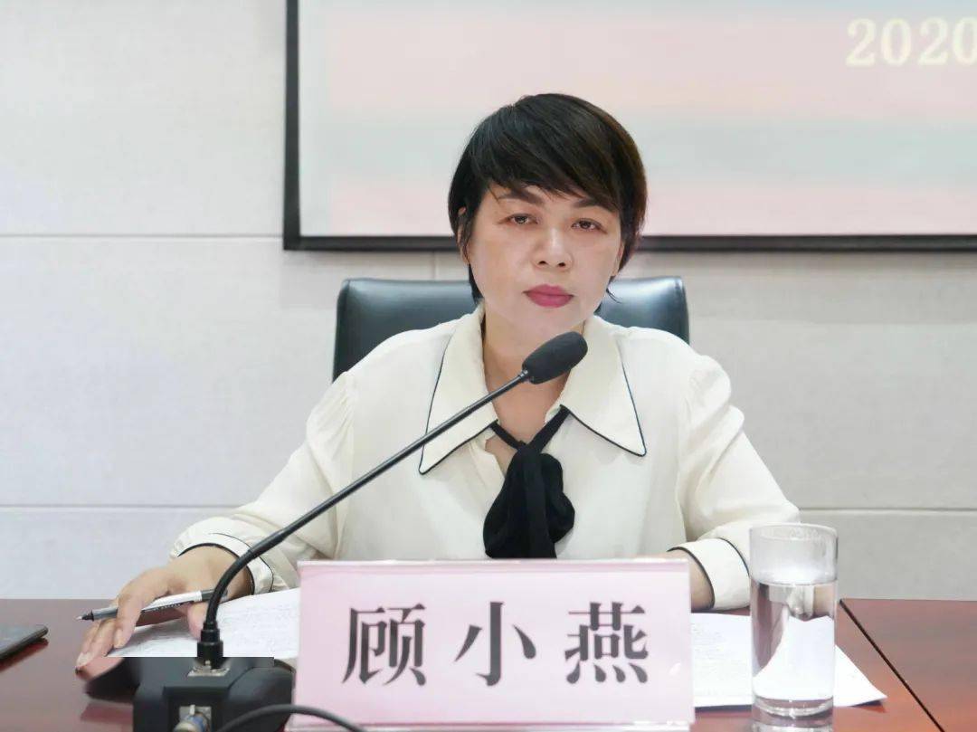 镇党委副书记,政协工委主任顾小燕主持会议,督促与会人员找准症结