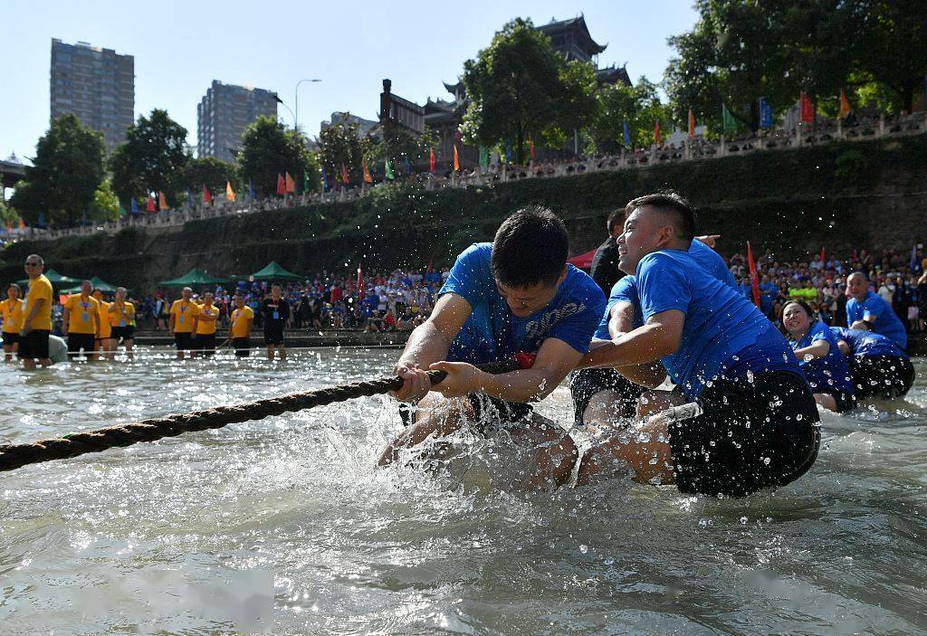 湖北恩施贡水河上举行水上拔河选手享清凉