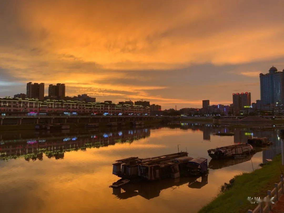 化州最美五彩晚霞刷爆朋友圈!你看到了吗?