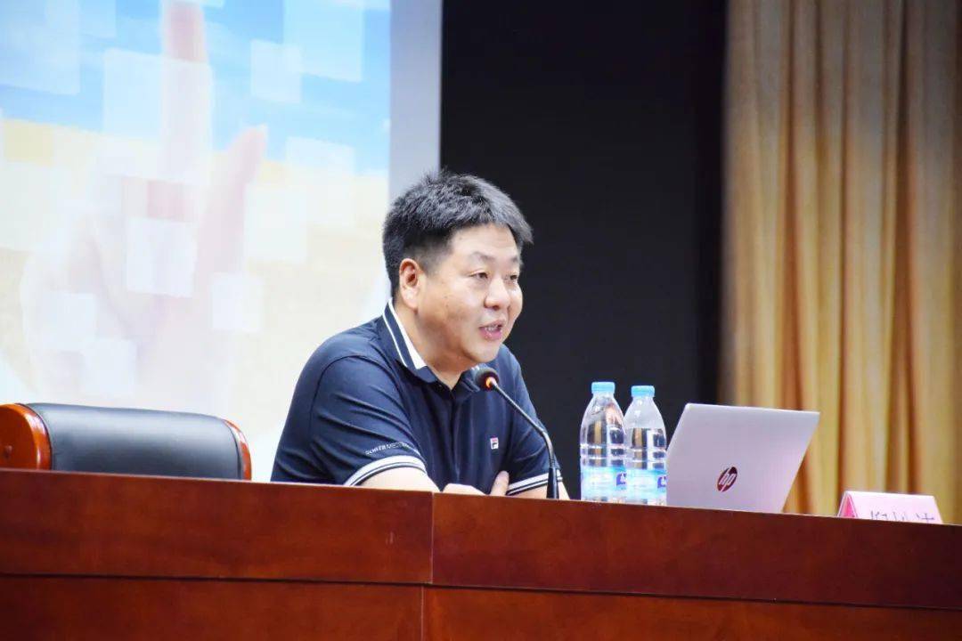 培训活动结束,东林中学教育集团党委书记,总校长叶映峰做总结讲话.