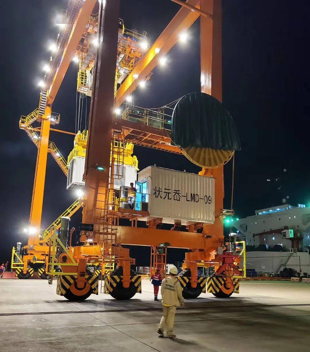 海服集团完成温州状元岙码头4台电动轮胎吊卸船