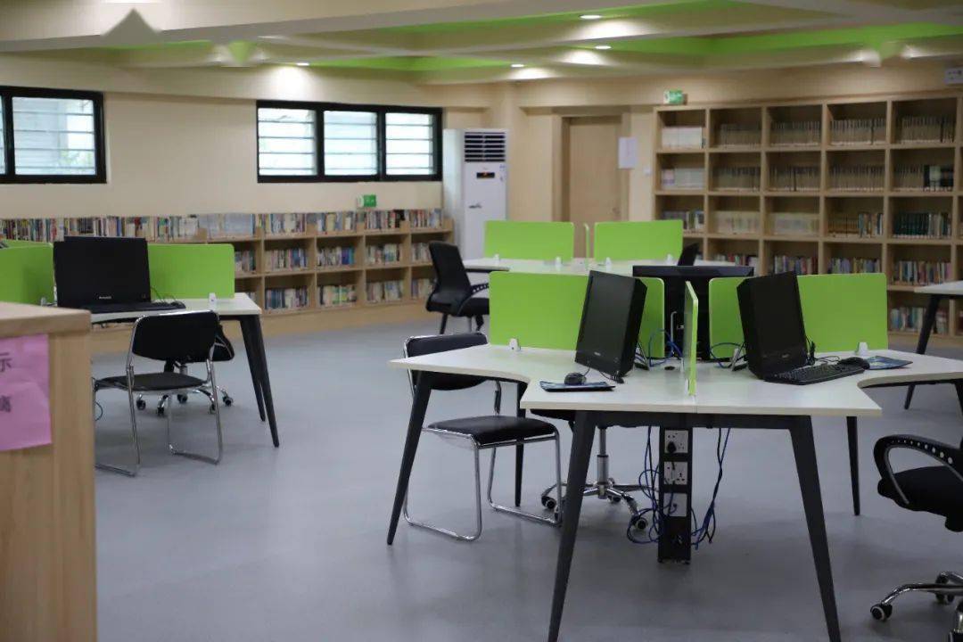 社区综合文化服务中心内设图书馆,电子阅览室,舞蹈室,健身房等.