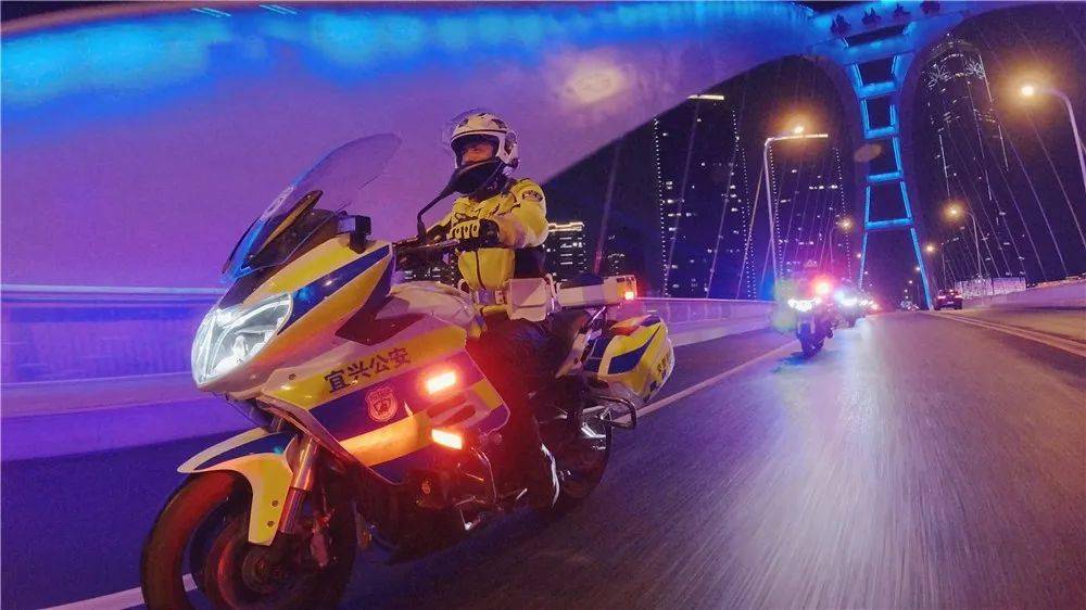 宜兴最帅交警铁骑来了平均年龄为27岁