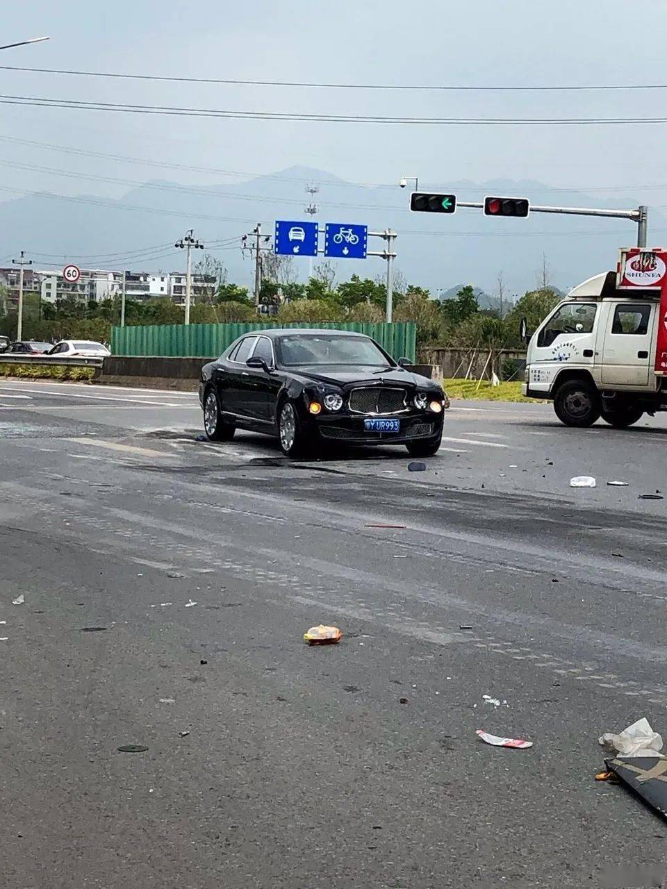 义乌一三轮车被宾利撞上,58岁车主却要赔偿50万元以上的车损!