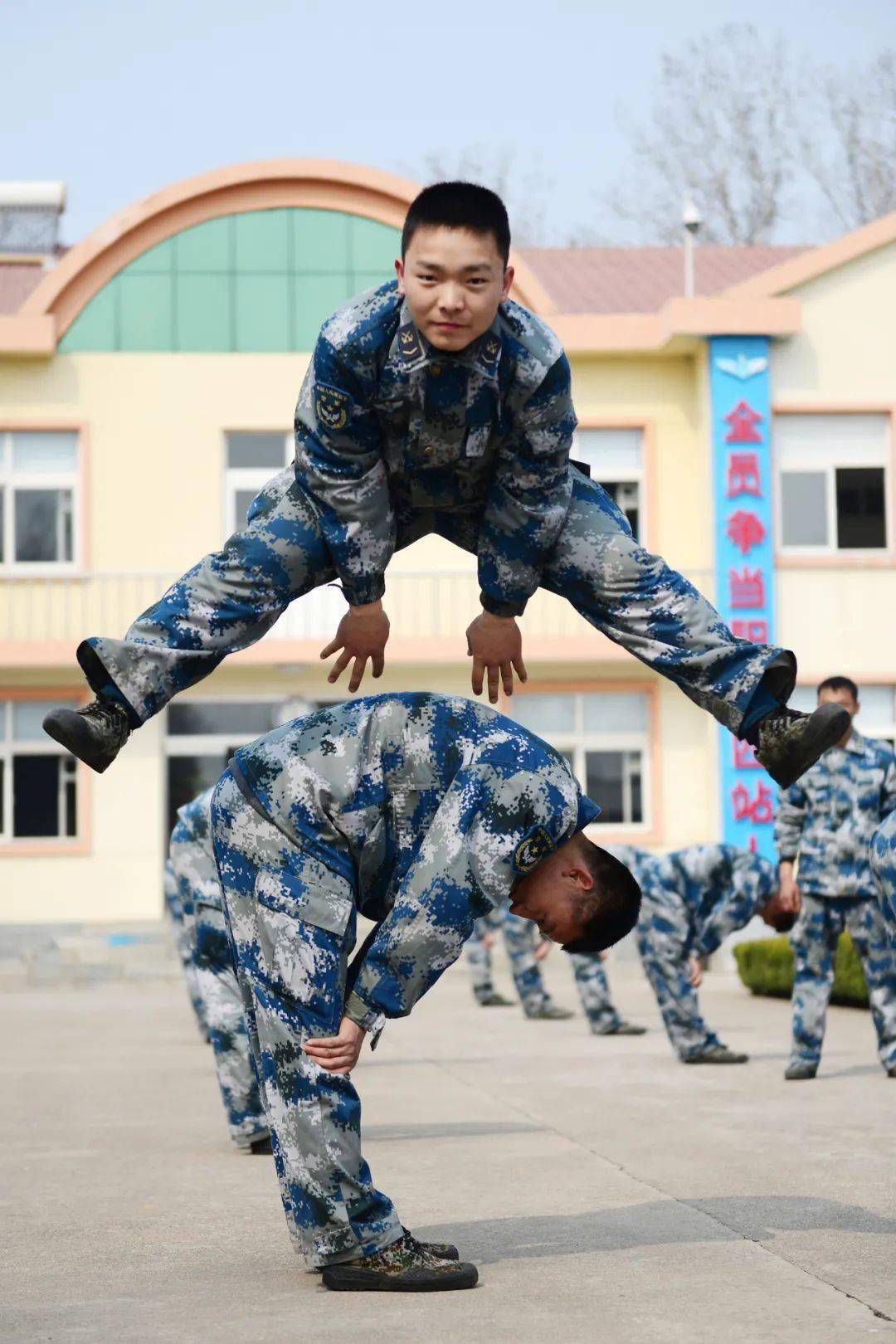 2008年12月入伍,个人荣获2018年北部战区空军四站系统岗位练兵比武