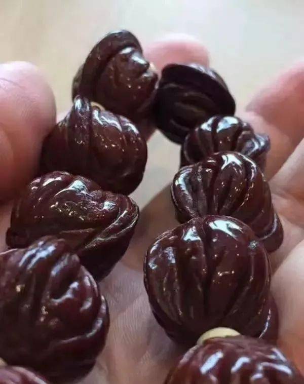 尤其是盘玩几年以后的极品龙纹桃核,会呈现出玛瑙般的质感.