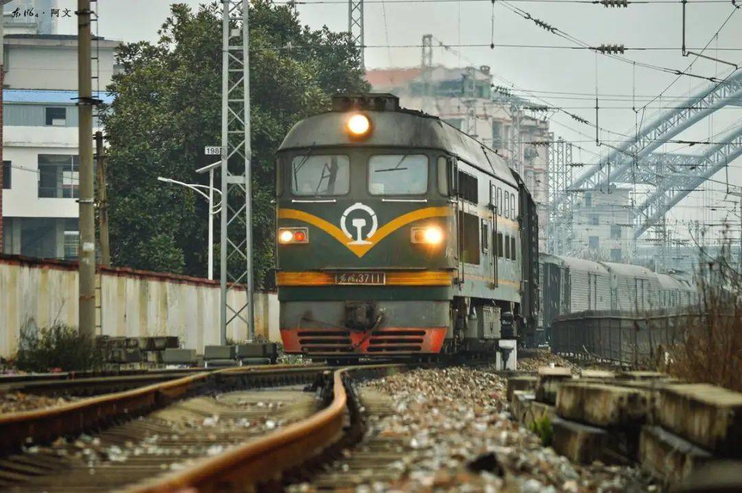 解放前,从北京到长江以北武汉的汉口市,叫京汉铁路;在中国五纵三横的