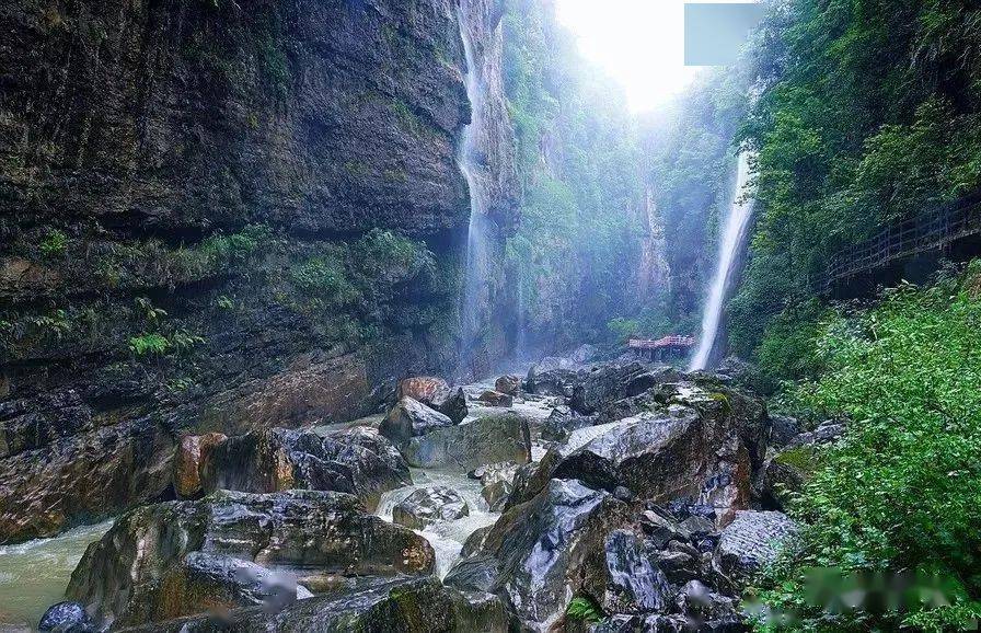 國慶臥鋪大巴張家界恩施大峽谷網紅屏山峽谷掛在瀑布上的芙蓉古鎮袁家